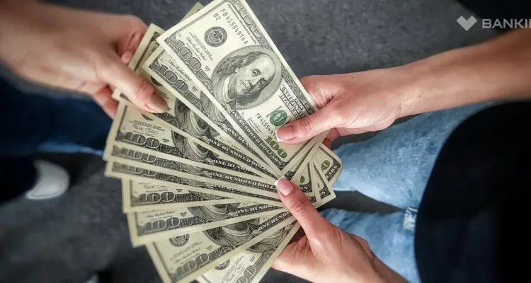 Продавать ли доллары на пике цены? Россиянам дали совет Продавать ли доллары на пике цены? Россиянам дали совет