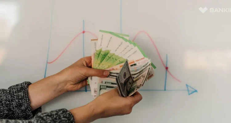 Будет ли девальвация рубля в 2025 году и кто может от нее пострадать в первую очередь