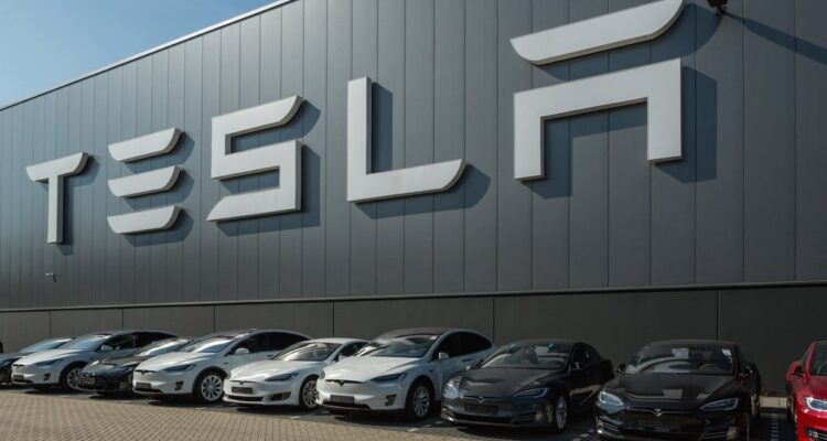 Почти 700 тысяч автомобилей отзовет Tesla из-за проблем с системой контроля давления в шинах