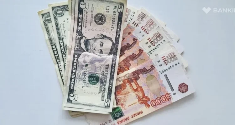 Экономист призвал россиян открывать вклады, а не покупать доллары